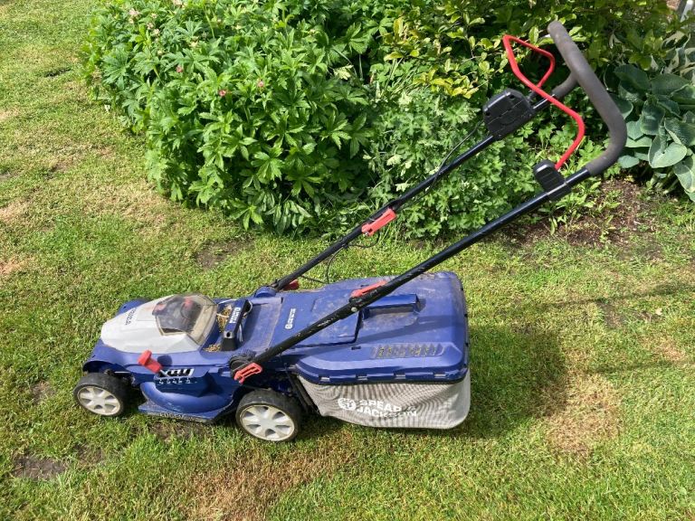 Spear and Jackson 34cm cordless lawnmower