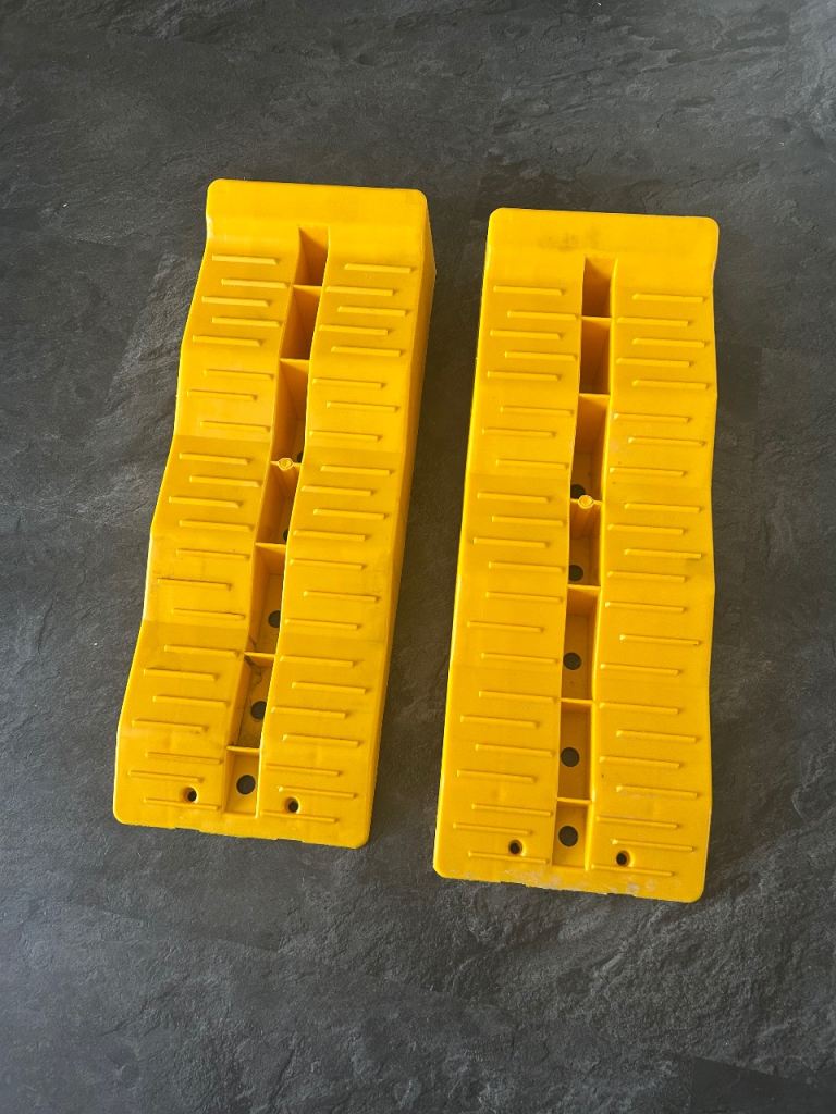 Motorhome leveling ramps