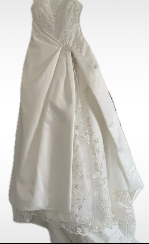 Enchanting Dale Lindsay  Wedding Dress (S) trail and embroidered lace was £1,000
