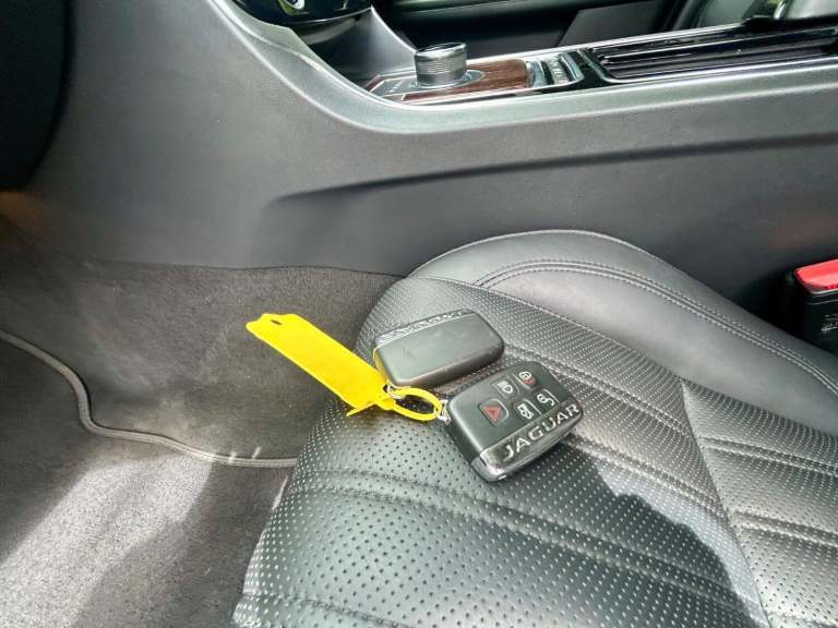 JAGUAR XF 2.0 T 250*PORTFOLIO ESTATE*Xenons-Meridian-FSH-ULEZ-Cam-Pronav*Superb