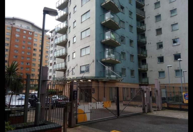 Spacious double room for single person