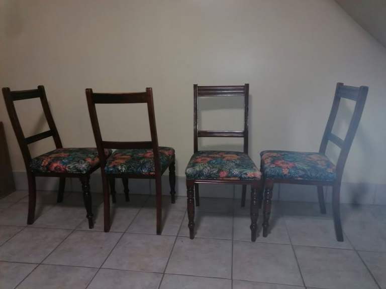 Set of 4 dining chairs