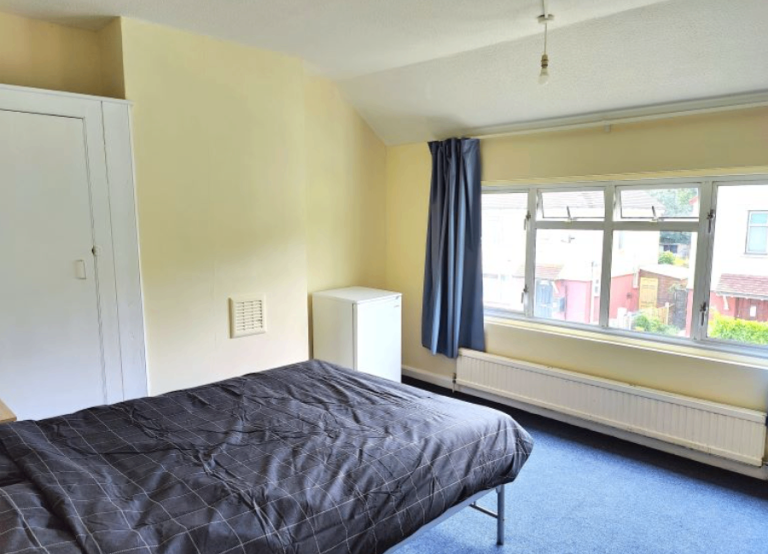 Double Room South Ealing £1,019/pm - Bills Inc | 7 min to Station | Zone 3!