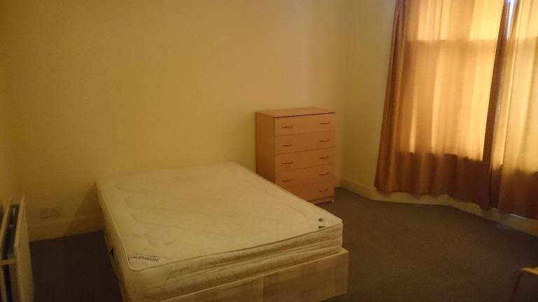 LARGE DOUBLE ROOM (For Single Person), Close to Leyton Station, ALL BILLS INCLUDED!!!