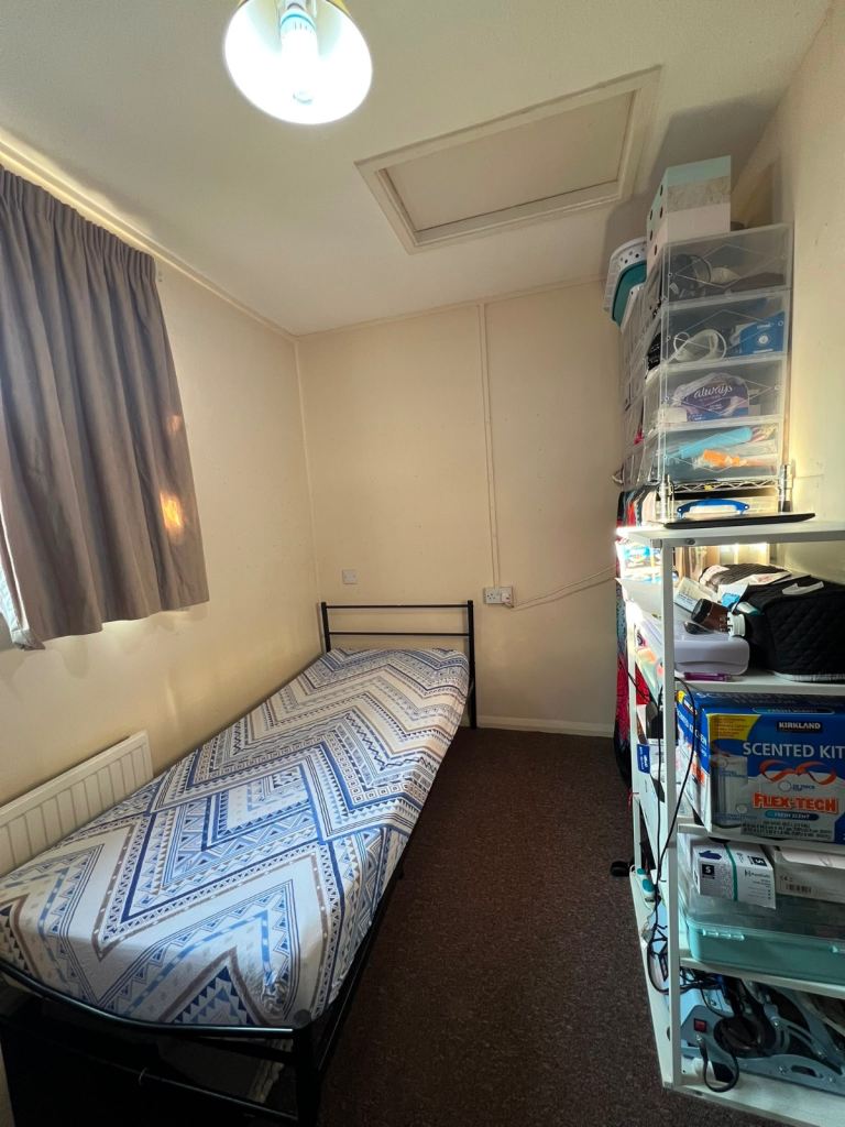 Room in a 4 bedroom house