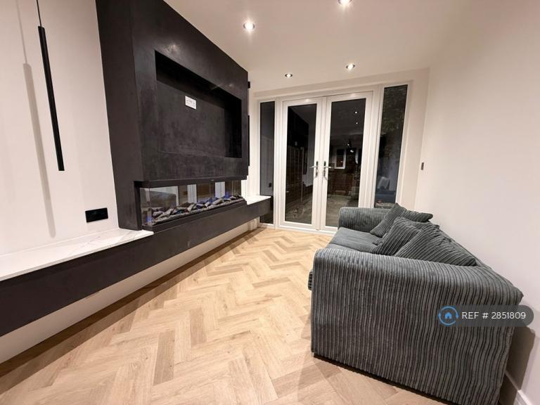 3 bedroom house in Hevelius Close, London, SE10 (3 bed) (#2851809)