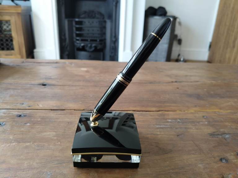 Montblanc Meisterstuck 149 Fountain Pen - 14C 585 4810 Bi-Tone Nib with stand