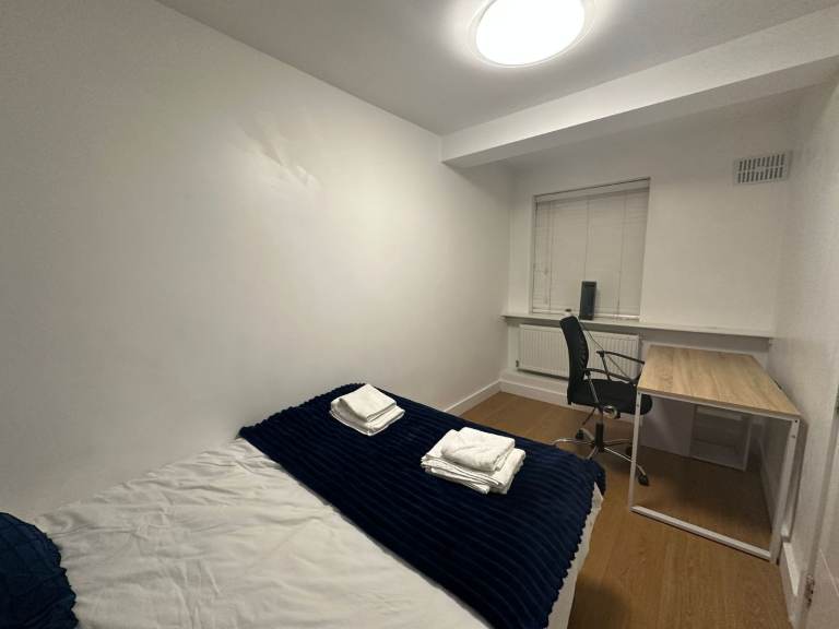 Stunning 2-Bedroom Town House with Private Garden – E14 6EQ