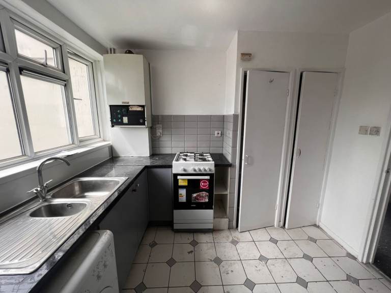 4 Bed Flat, Hoe St, E17