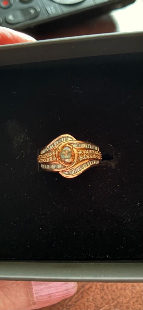 Stunning 9ct rose gold and champagne and white diamond ring 