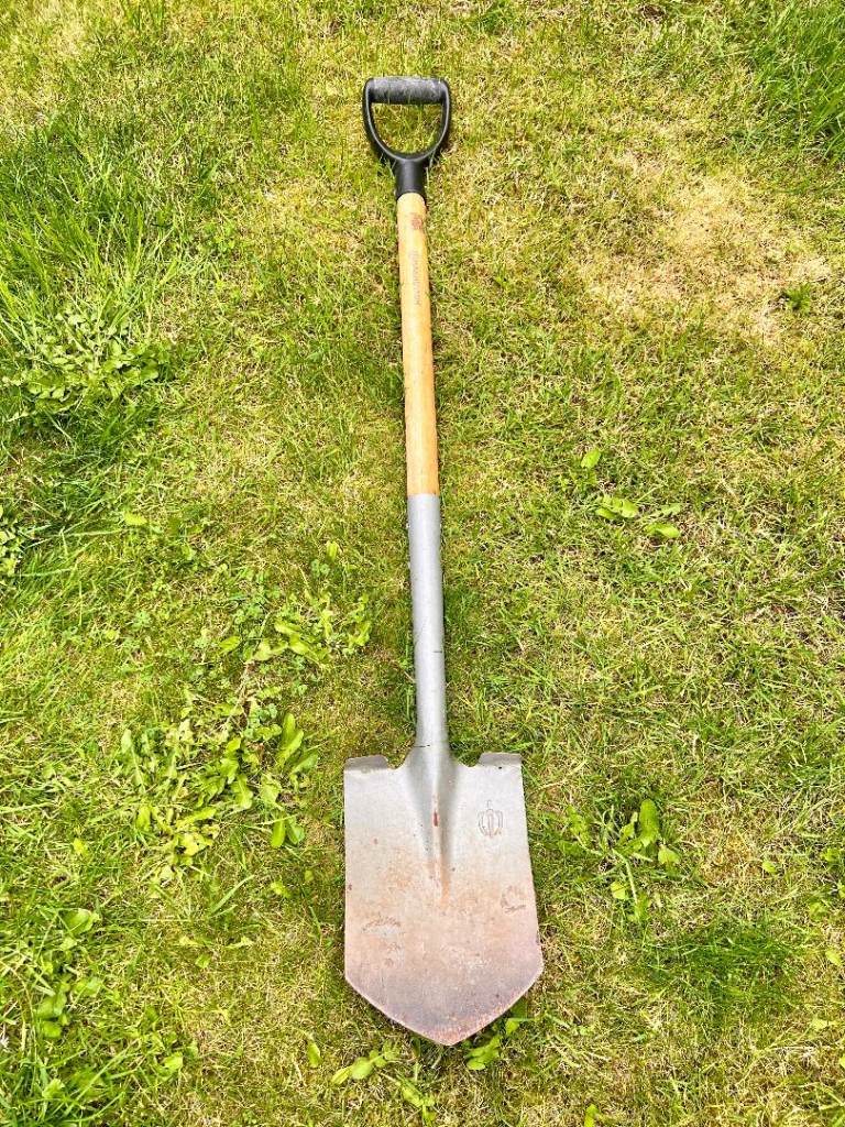 Magnusson Wooden Square D-shaped Handle Shovel