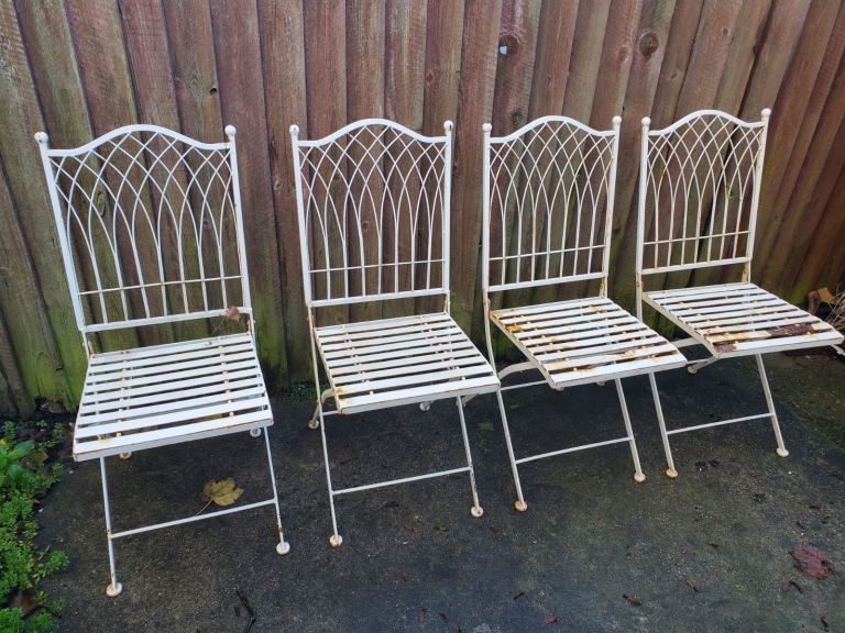 4 outdoor chairs and table