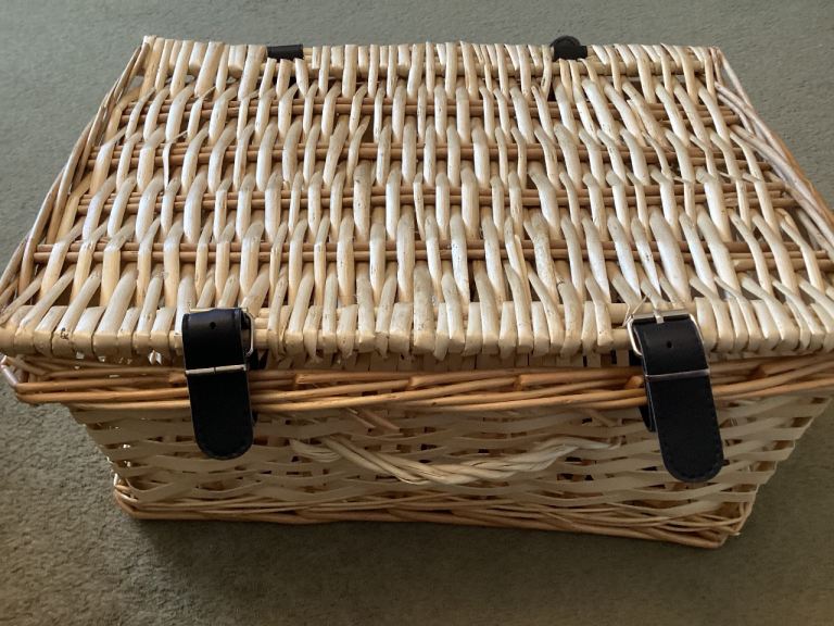Wicker picnic hamper/basket 17” x 11” x 6.5” 