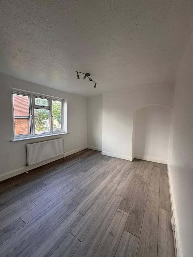 Charming 2-Bedroom flat in New Malden – Recently Refurbished