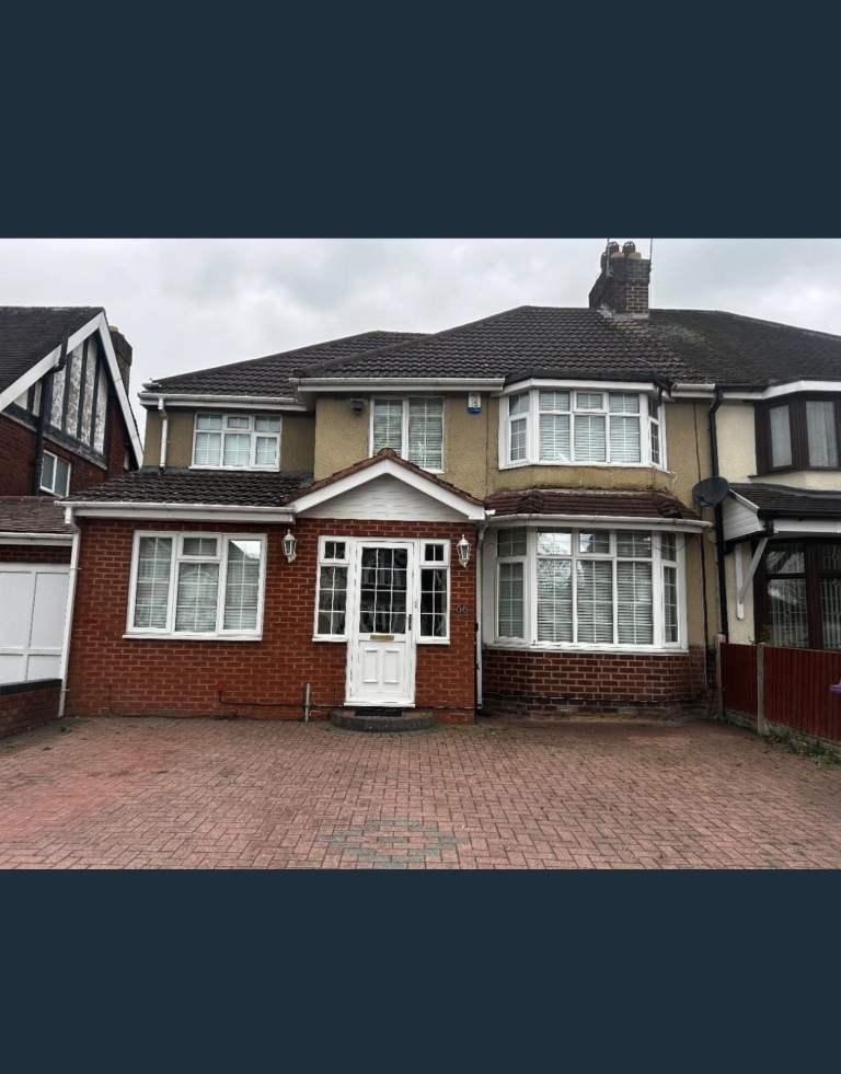 Spacious 4-Bedroom Family Home – Goldthorn Park