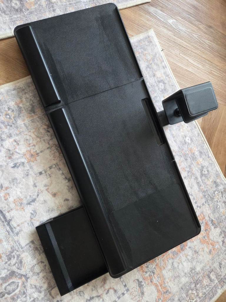 Tilt adjustable keyboard tray 