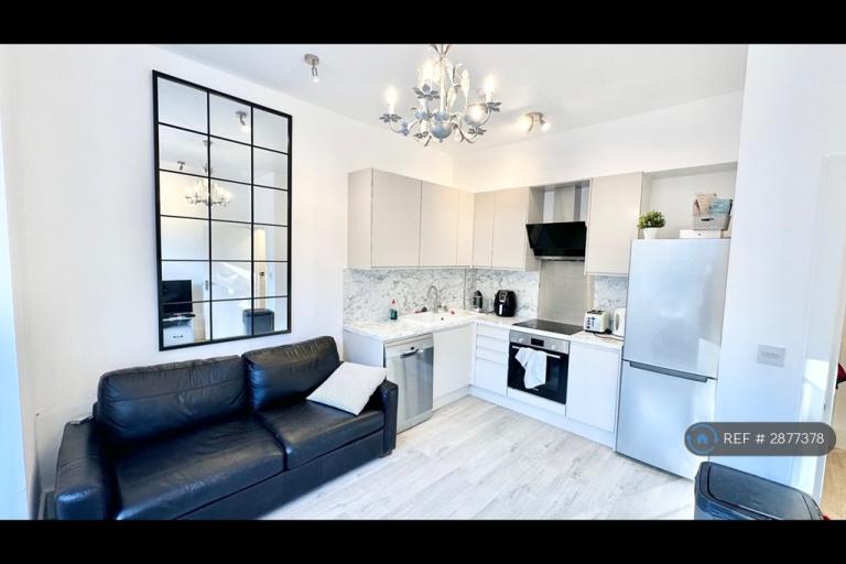 2 bedroom flat in Stowe Road, London, W12 (2 bed) (#2877378)