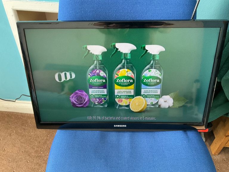 Samsung 24” flat screen TV with Freeview and wall bracket 