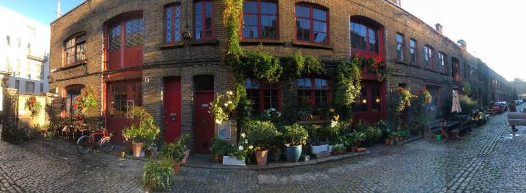 Desk / office space in Victorian mews - Kennington / Elephant & Castle