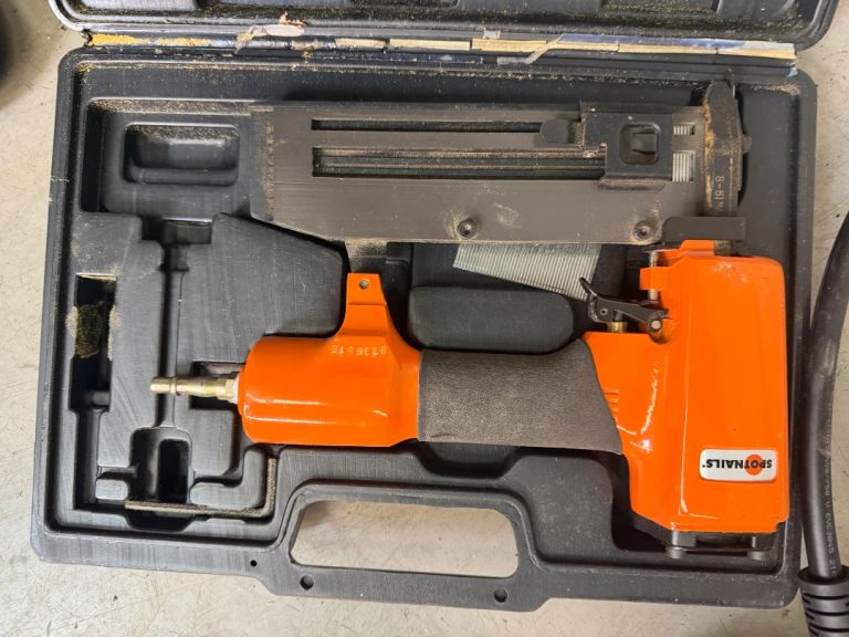 Spot nails first fix nailer
