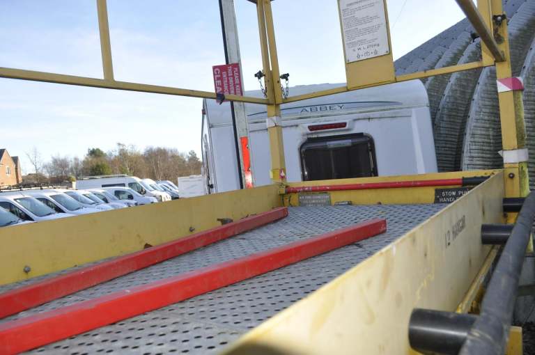 towable manaual pump scissor lift