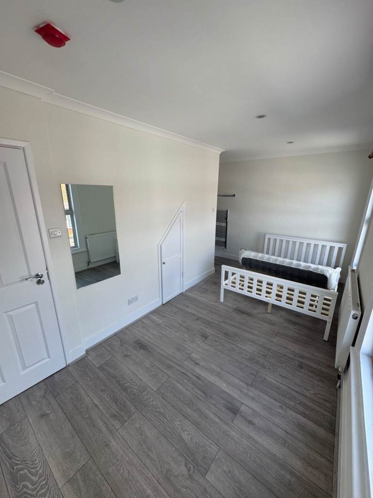 furnished self-contained en-suite studio room available in a newly decorated professional houseshare