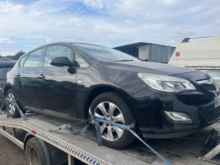 Vauxhall Astra j 1.4 2010 black BREAKING FOR PARTS 