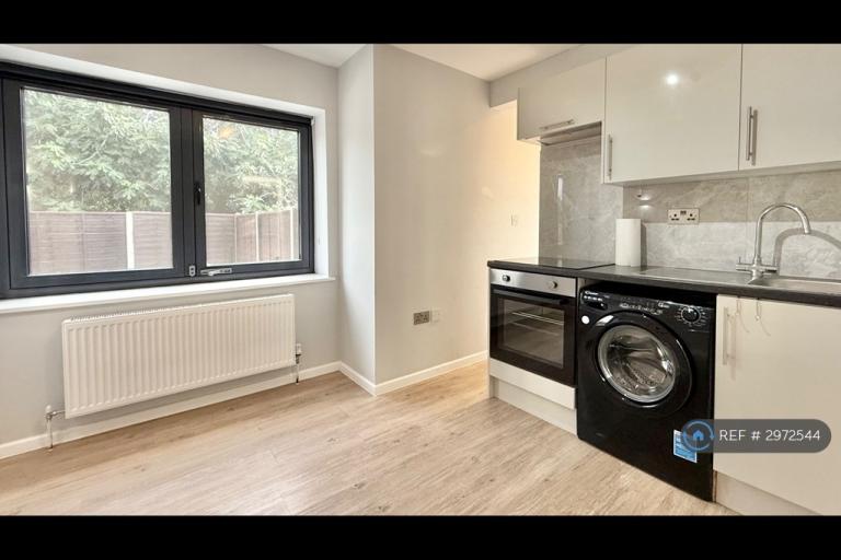 1 bedroom flat in Wightman Road, London, N8 (1 bed) (#2972544)