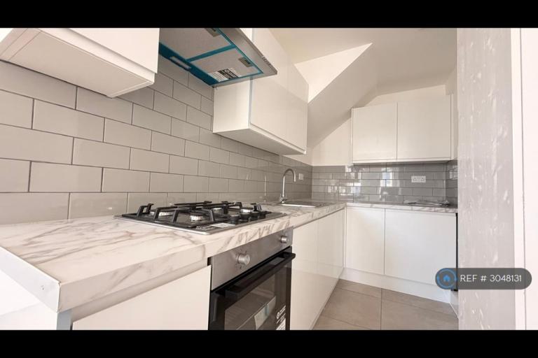 1 bedroom flat in Tooting High St, London, SW17 (1 bed) (#3048131)