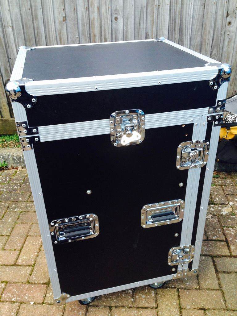 Large flight case on wheels 