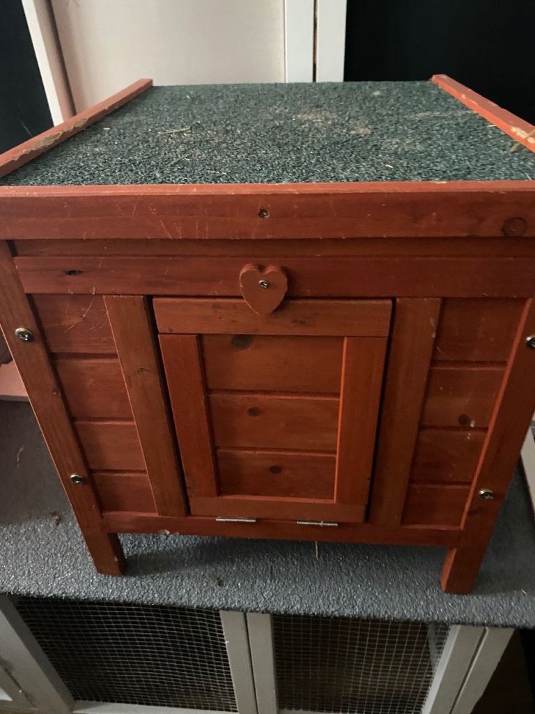 Rabbit/Guinea Pig hutch/hide