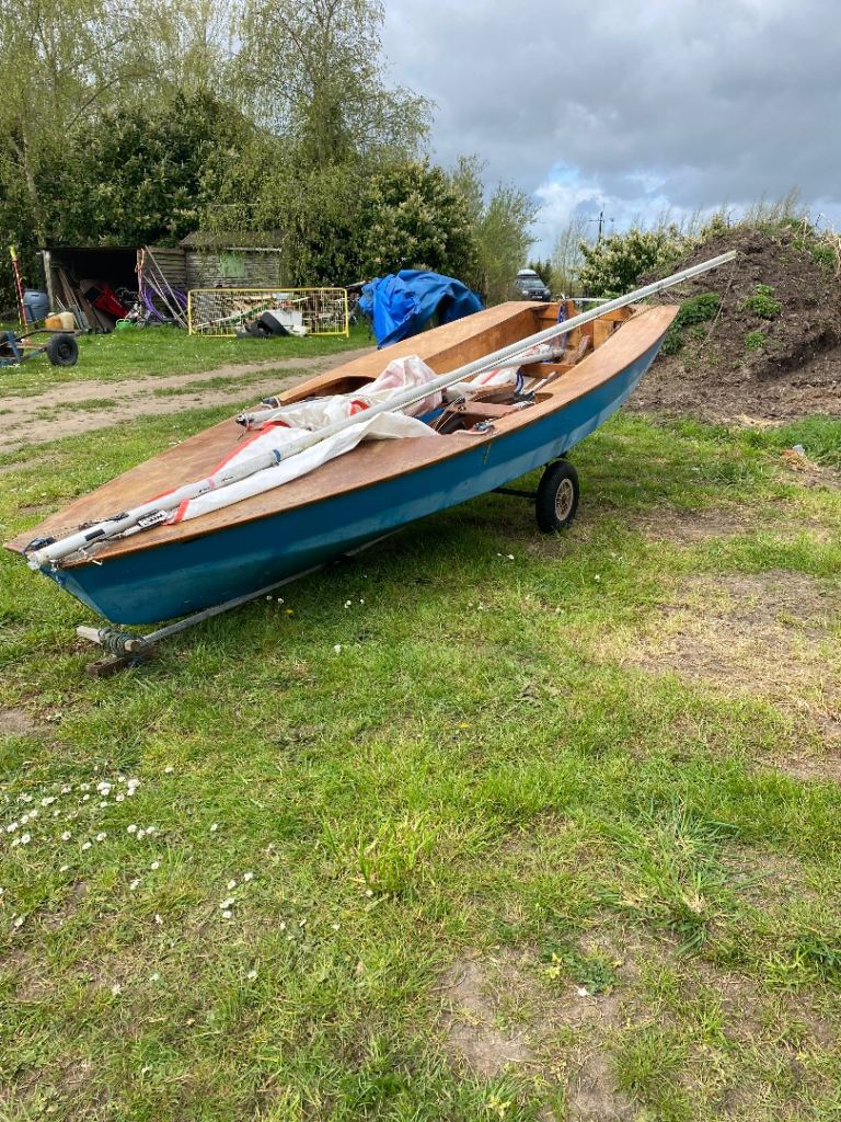 Sailing dinghy 