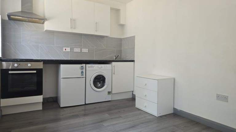 Self-contained/Garden Studio Flat – DSS Welcome