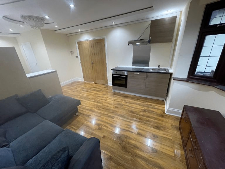 Spacious and big studio flat available in SL3 7LE