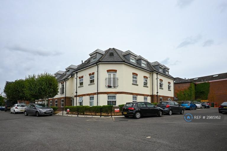 2 bedroom flat in Brighton Road, Horsham, RH13 (2 bed) (#2985162)