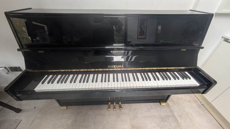 Suzuki upright piano