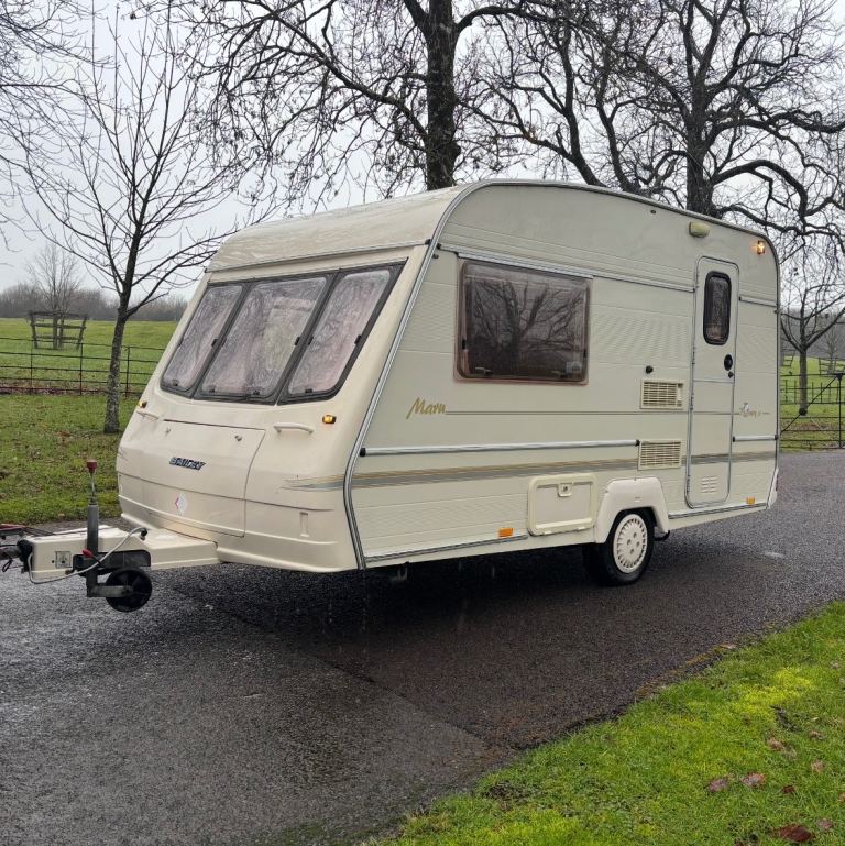 Bailey Discovery SE Maru 2 Berth Caravan & Awning