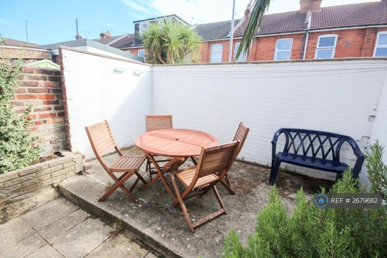 5 bedroom house in Telephone Road, Portsmouth, PO4 (5 bed) (#2679682)