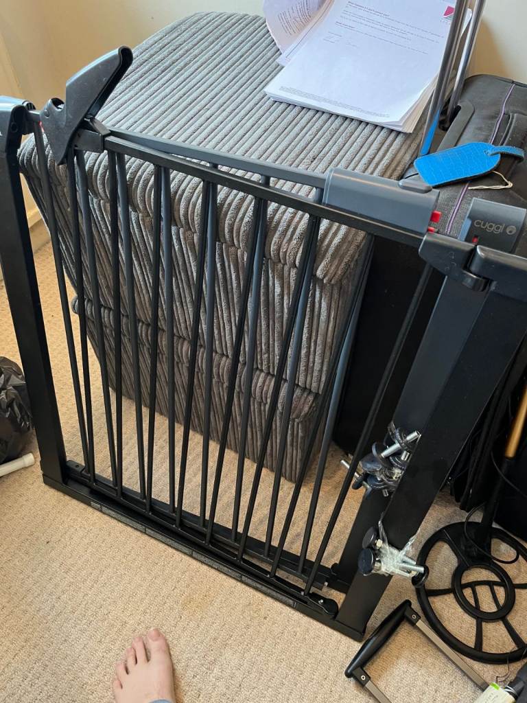 2x Baby / Dog Safety Gates (Cuggl & Munchkin) - Hardly used - Brand New