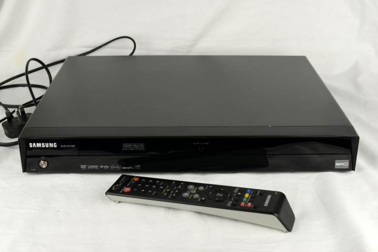 Samsung DVD-SR150M RAM-RW-R Multi Format DVD Recorder Player with remote control.