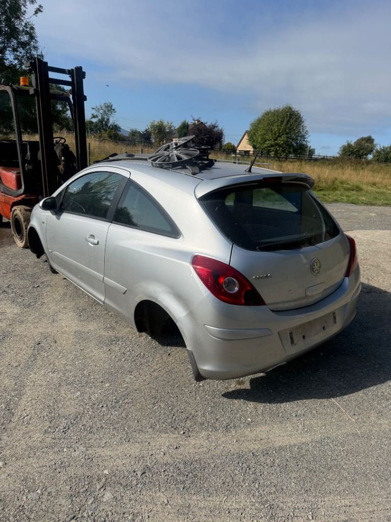Breaking Vauxhall Corsa d 1.2 petrol 