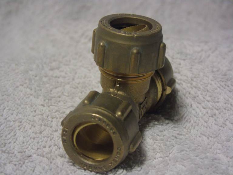 Brass 15mm x 15mm x 15mm Equal 'Tee' Compression fittings complete with Compression Rings.
