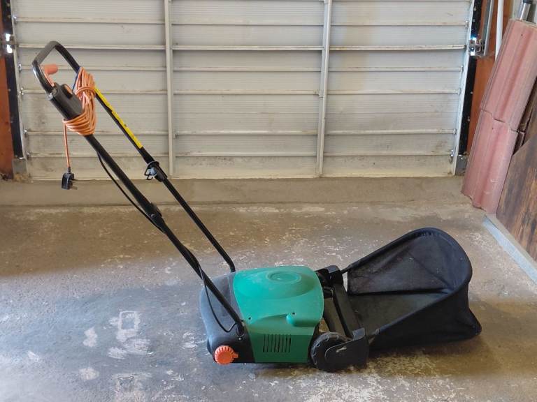 Rolling lawn scarifier