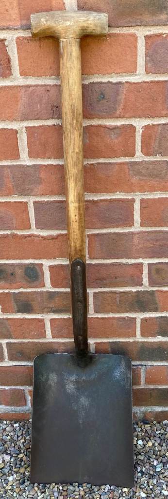 Bulldog No. 3417 Garden Spade with Wooden T-Handle – Good Condition