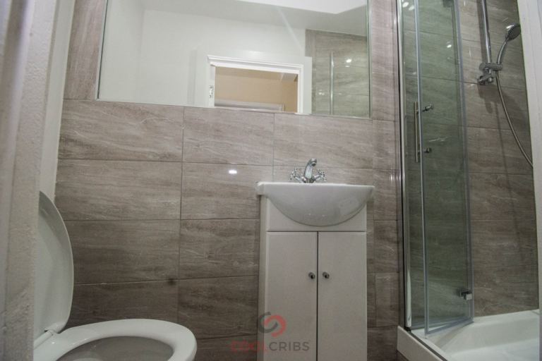 Large Bedroom situated in a well Victorian style building, Sale Place, Paddington, W2.-Ref: 1644