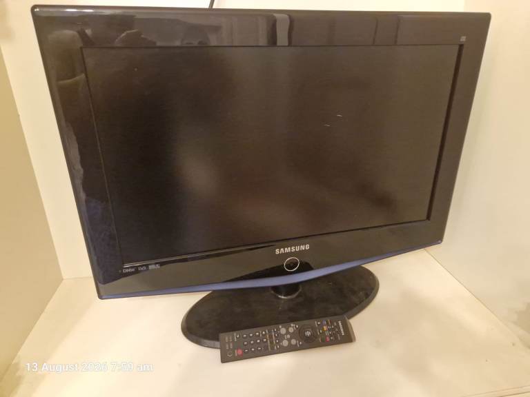 Samsung Flat Screen TV with Remote – Good Condition