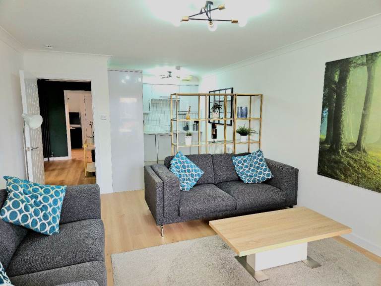 2 bed 2 bath flat in Strathbungo with private parking 1 stop from town