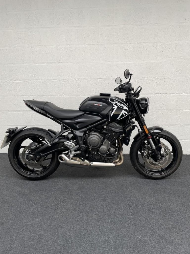 TRIUMPH TRIDENT 660 - 2023 - 2800 MILES - BLACK