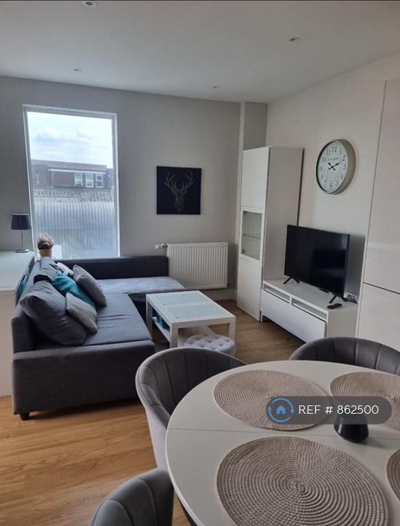 1 bedroom flat in Summerstown, London, SW17 (1 bed) (#862500)