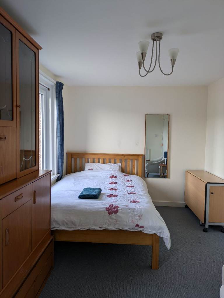 Large bedroom near the airport